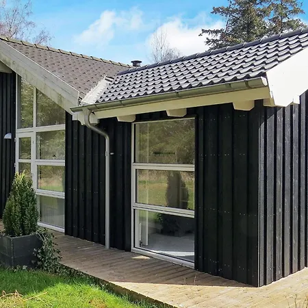 6 Person In Hals-by Traum Nyaraló *