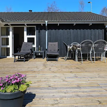 6 Person In Hals-by Traum Nyaraló