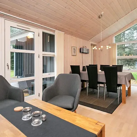 6 Person In Hals-by Traum *