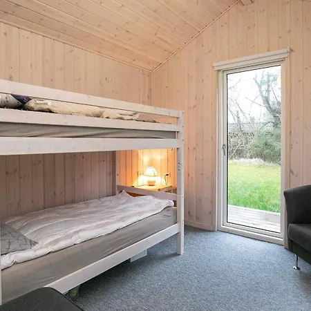 6 Person In Hals-by Traum Nyaraló