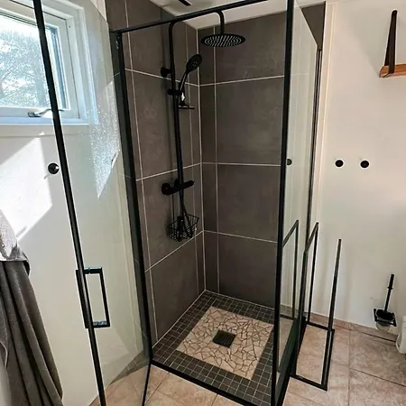 6 Person In Hals-by Traum Nyaraló *