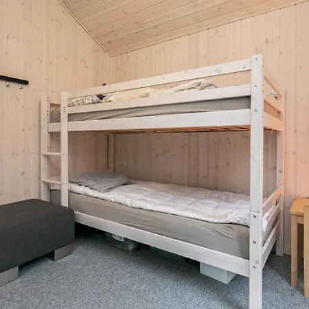 6 Person In Hals-by Traum Nyaraló