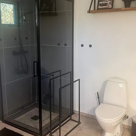 6 Person In Hals-by Traum