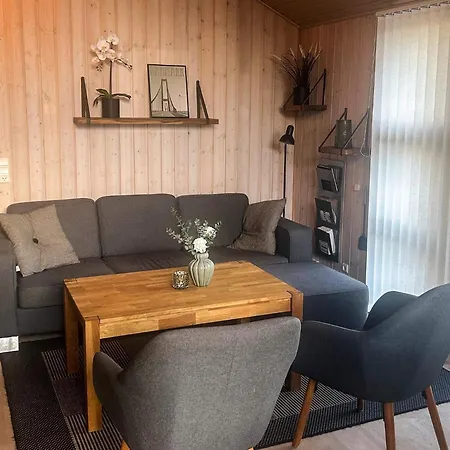 6 Person In Hals-by Traum * Hals